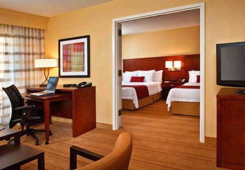Courtyard By Marriott Fayetteville Phòng bức ảnh